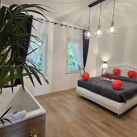 Superior Suite, Joy Verona, Luxury Romantic With Jacuzzi, Near Center